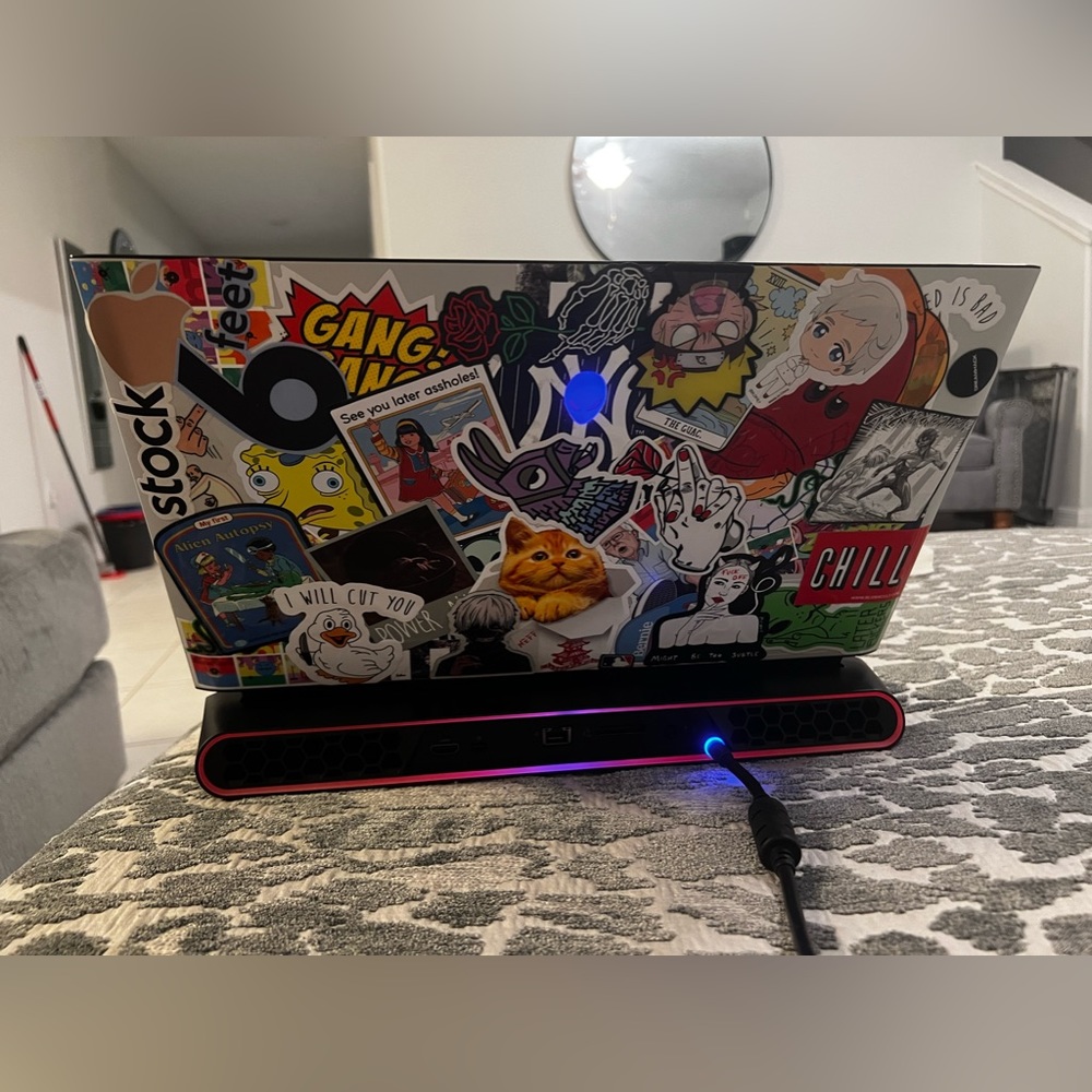 Alienware 51m R2 Gaming Laptop - Picture 7 of 11